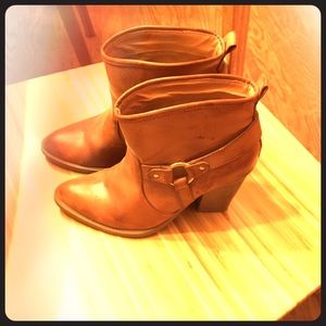 Lightly worn. Size 8. True to size.